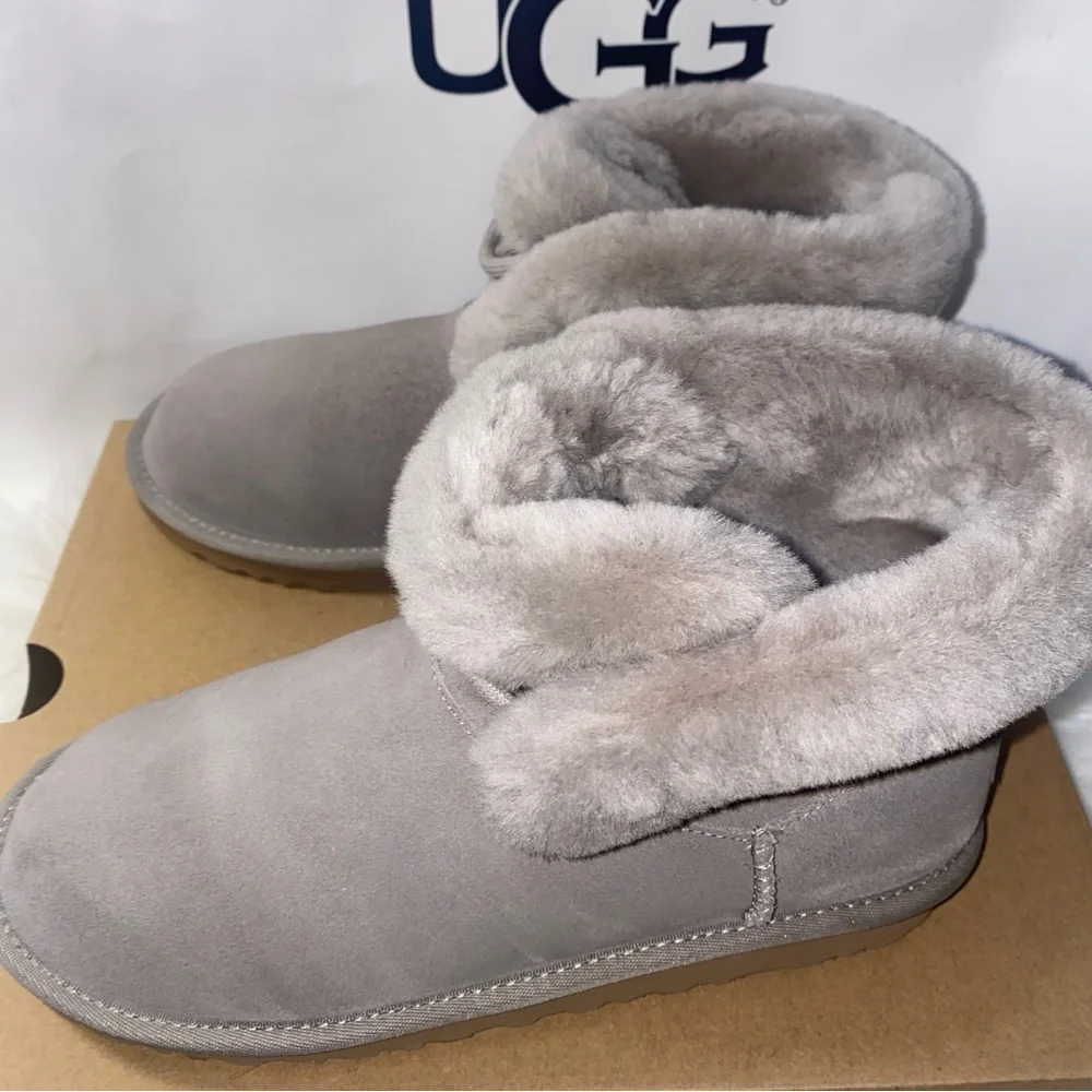 UGG Kids size 5 classic mini posy in cobble gray New in original box